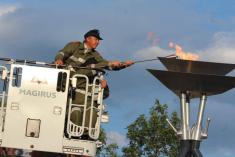 Postižený rakouský hasič na&nbsp;invalidním vozíku zapaluje olympijský oheň při&nbsp;zahájení hasičské olympiády CTIF 12.7.2017 ve&nbsp;Villachu.