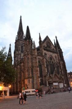 Noční Mulhouse v&nbsp;historické části města s&nbsp;dominantou katedrály